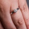 Anillo de promesa con diseño minimalista para noviazgo